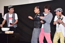 片岡鶴太郎がおでん芸を披露する様子。