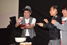 しらたきをチョイスしたダチョウ倶楽部・肥後（左）。