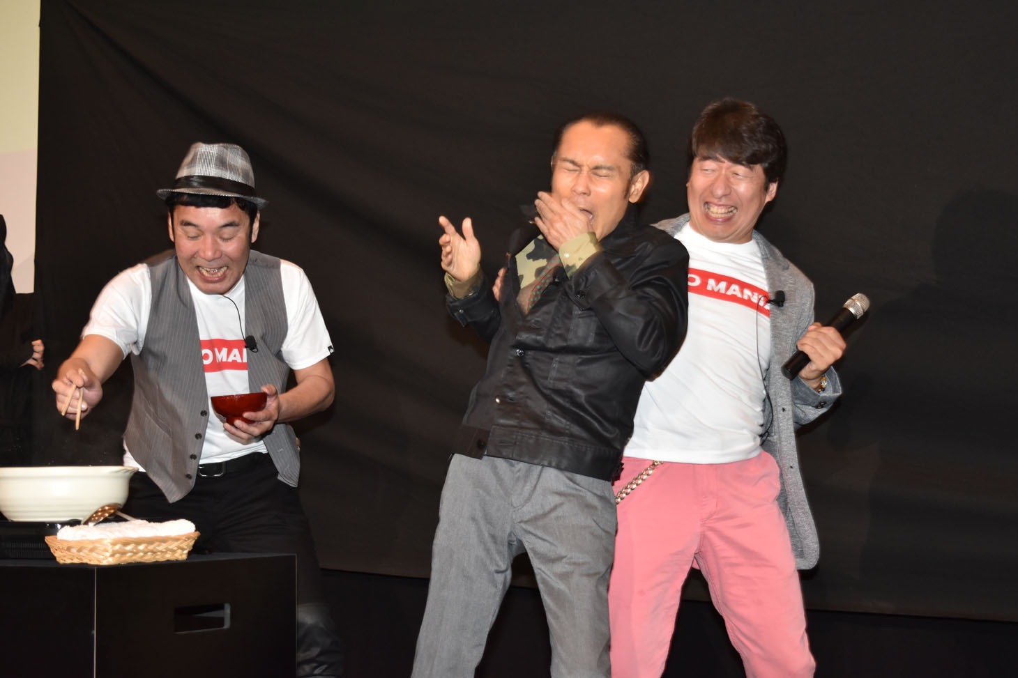 リアクションを取る片岡鶴太郎（中央）。