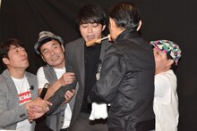 東出昌大がおでん芸に挑戦する様子。