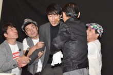 東出昌大（中央）がおでん芸に挑戦する様子。