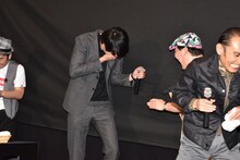 悶絶する東出昌大（中央）。