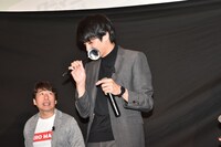 おたまで顔を冷やす東出昌大（中央）。