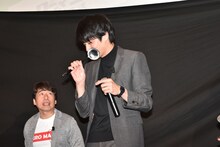 おたまで顔を冷やす東出昌大（中央）。