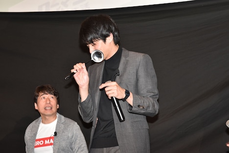 おたまで顔を冷やす東出昌大(中央)。