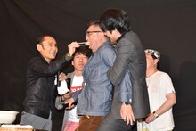 豊島圭介（中央）がおでん芸に挑戦する様子。