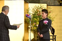 テレビドラマ「天皇の料理番」で橋田賞に輝いた佐藤健（右）。