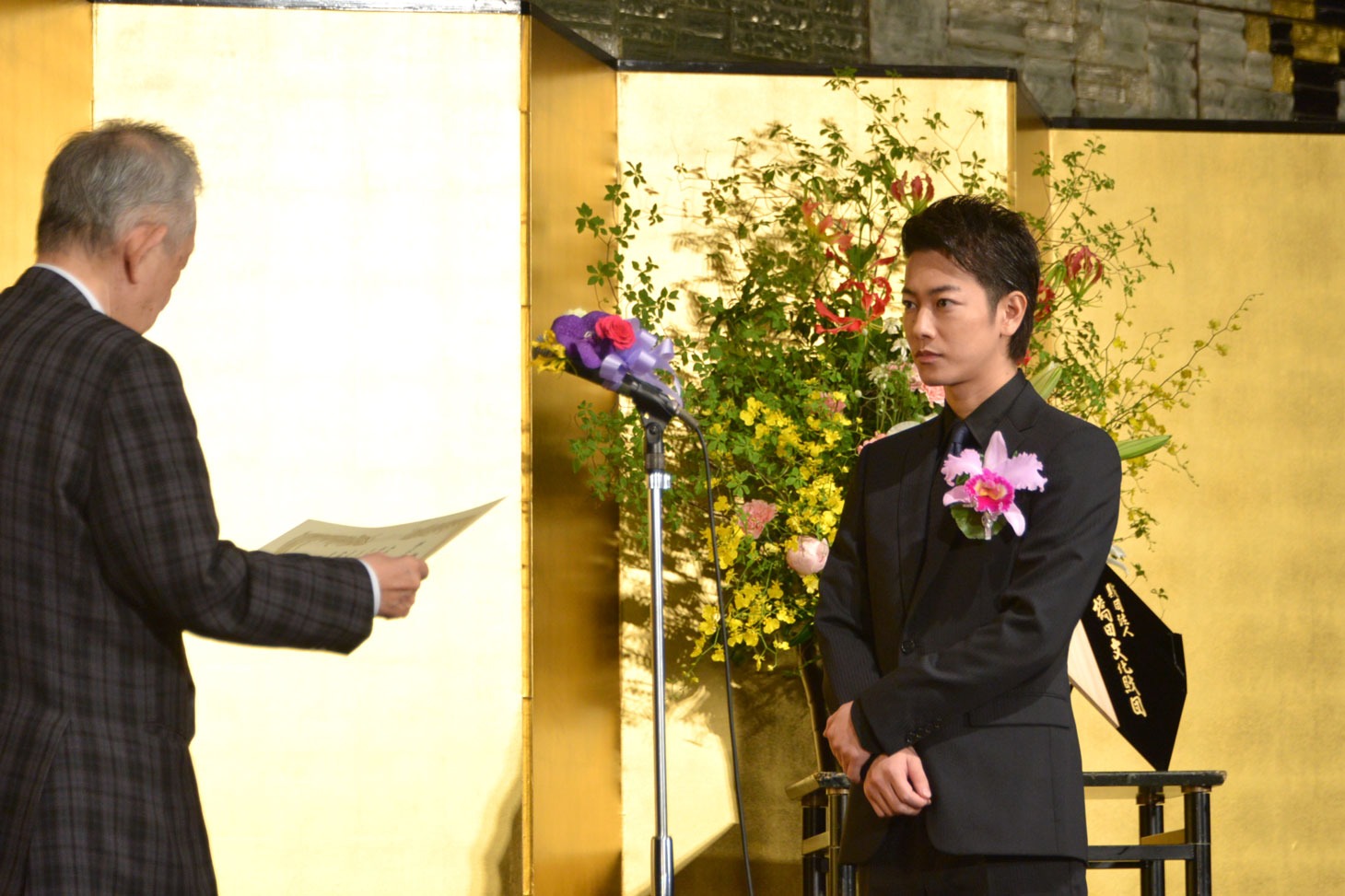 テレビドラマ「天皇の料理番」で橋田賞に輝いた佐藤健（右）。