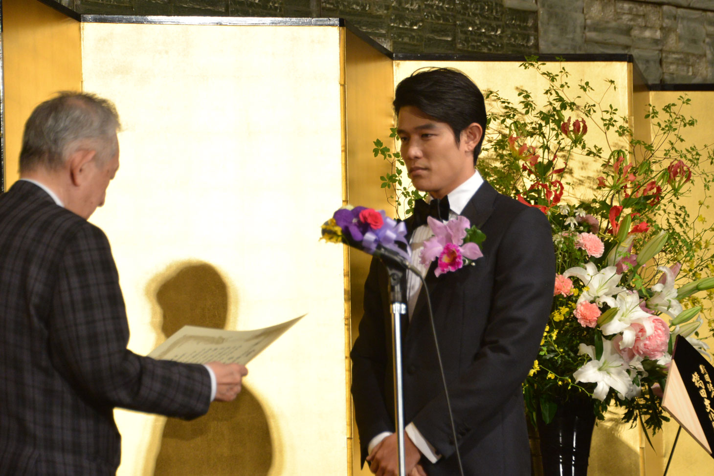 テレビドラマ「天皇の料理番」で橋田賞に輝いた鈴木亮平（右）。