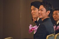 橋田壽賀子のコメントに笑う鈴木亮平（左）と佐藤健（右）。
