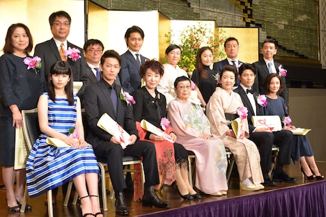 第24回橋田賞の受賞者と、理事の橋田壽賀子（前列中央）。