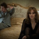ブラピ&アンジーがマルタ島にバカンス、不穏な空気流れる「白い帽子の女」特報