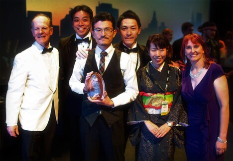 アメリカ・アトランタで行われた48時間映画祭世界大会の授賞式にて、佃尚能（左から3人目）。