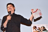 Tシャツを観客に見せるニティワット・タラトーン。