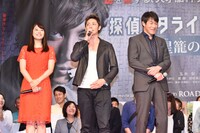 左から広瀬アリス、玉木宏、吉田栄作。