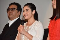 石田ひかり（中央）