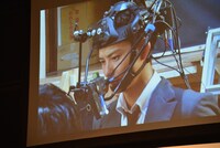 頭にカメラを装着した岡田将生。