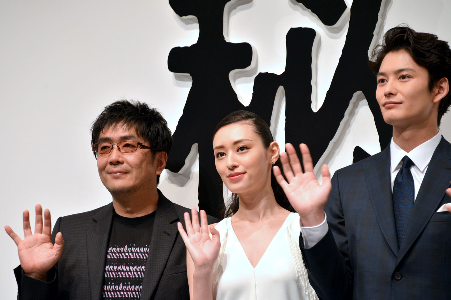 左から大友啓史、栗山千明、岡田将生。