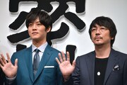 左から松坂桃李、大森南朋。