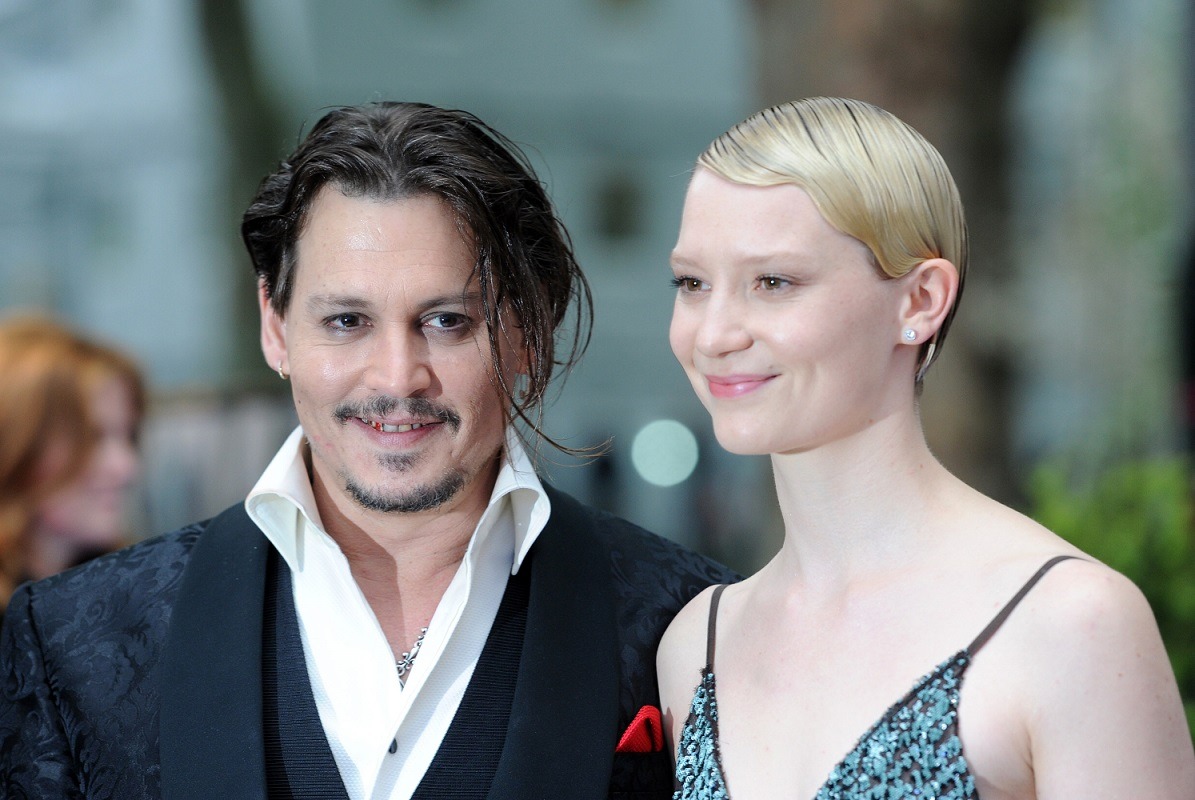 左からジョニー・デップ、ミア・ワシコウスカ。
