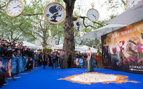 「アリス・イン・ワンダーランド／時間の旅」ワールドプレミアの様子。