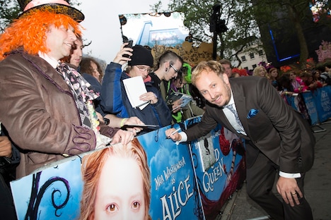 監督のジェームズ・ボビン。