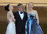 「キャロル」ケイト・ブランシェット（右）、ルーニー・マーラ（左）、トッド・ヘインズ（中央）。 写真：ロイター/アフロ (c)ムービープラスカンヌ映画祭/68回レッドカーペットの様子