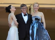 「キャロル」ケイト・ブランシェット(右)、ルーニー・マーラ(左)、トッド・ヘインズ(中央)。 写真:ロイター/アフロ (c)ムービープラスカンヌ映画祭/68回レッドカーペットの様子