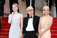 「教授のおかしな妄想殺人」エマ・ストーン（左）、ウディ・アレン（中央）、パーカー・ポージー（右）。写真：Chris Ashford/Camera Press/アフロ (c)ムービープラスカンヌ映画祭/68回レッドカーペットの様子