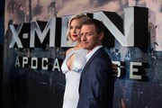 「X-MEN：アポカリプス」ロンドンプレミアに登場したジェニファー・ローレンス（左）とジェームズ・マカヴォイ（右）。