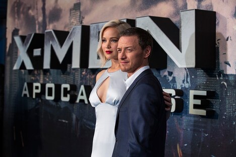 「X-MEN：アポカリプス」ロンドンプレミアに登場したジェニファー・ローレンス（左）とジェームズ・マカヴォイ（右）。