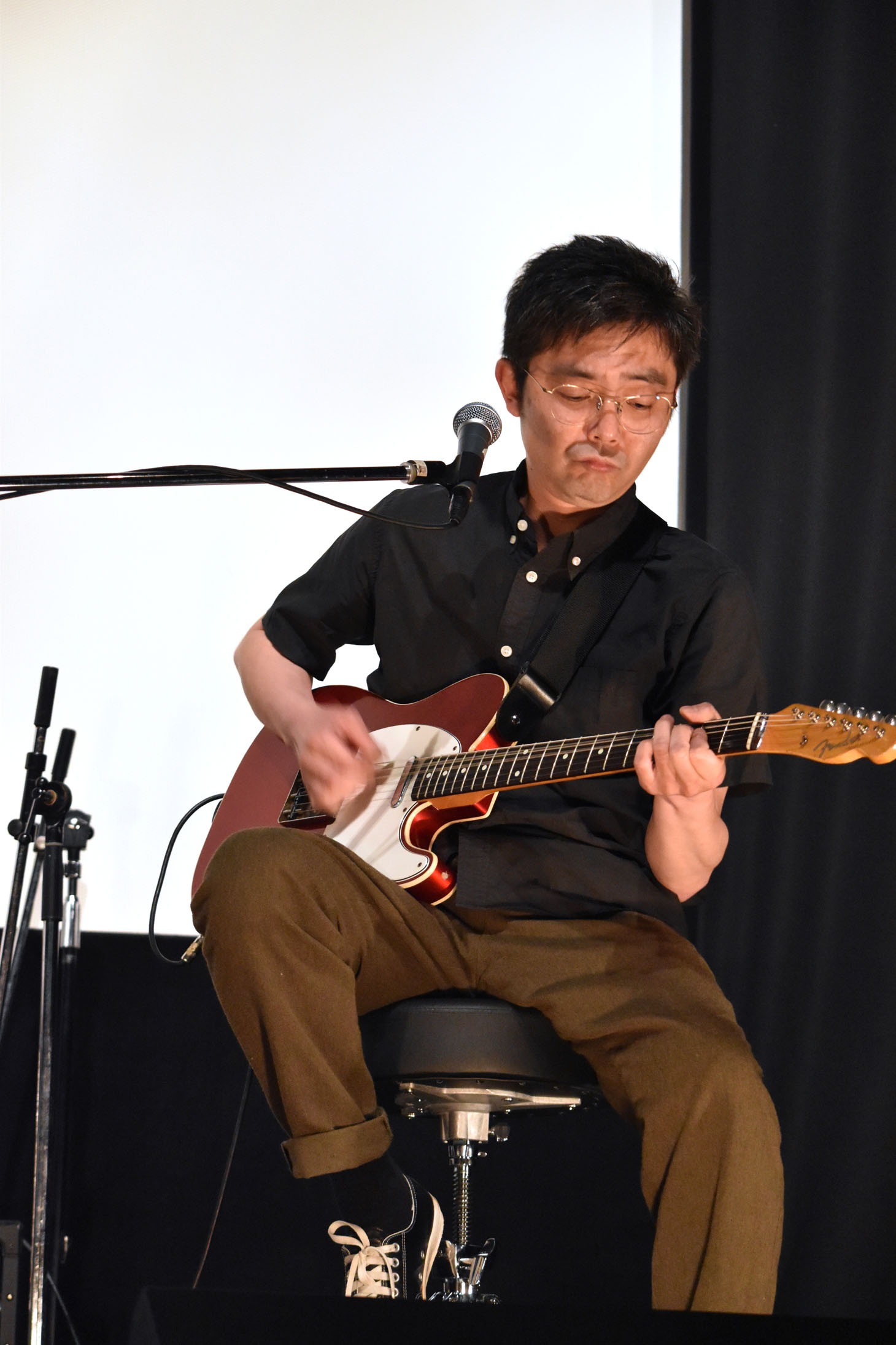 弾き語りをする向井秀徳。
