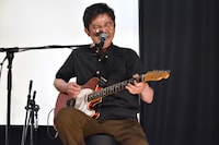 弾き語りをする向井秀徳。