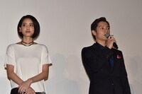 左から山崎紘菜、窪田正孝。