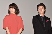 左から飯豊まりえ、稲葉友。