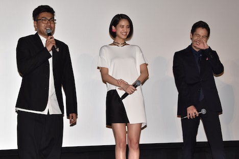 耶雲哉治(左)の挨拶に吹き出す窪田正孝(右)。