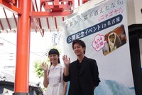 左から宮崎あおい、佐藤健。