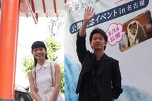 左から宮崎あおい、佐藤健。