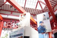 “ほっかむり猫”姿になった巨大招き猫。