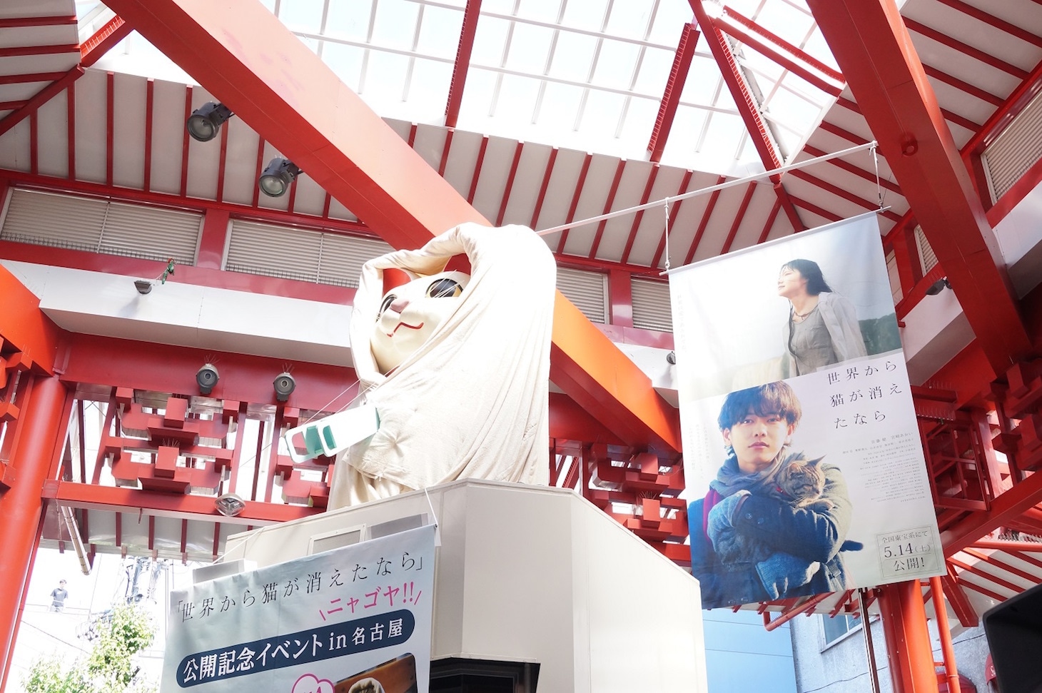 “ほっかむり猫”姿になった巨大招き猫。