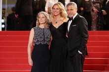 第69回カンヌ国際映画祭にて、レッドカーペットの様子。左からジョディ・フォスター、ジュリア・ロバーツ、ジョージ・クルーニー。