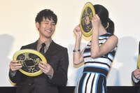 左から妻夫木聡、竹内結子。