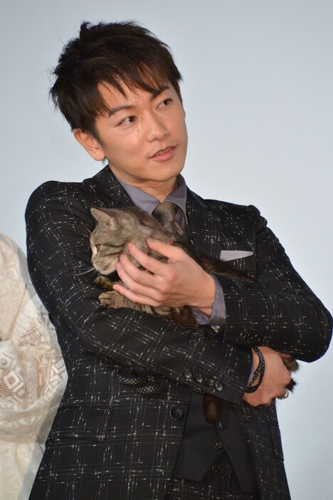 猫のパンプを抱く佐藤健。