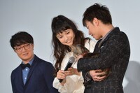 猫のパンプから感想を聞き出そうとする宮崎あおい（中央）。