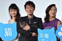 「世界から猫が消えたなら」初日舞台挨拶の様子。左から宮崎あおい、佐藤健、原田美枝子。