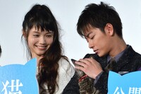 左から宮崎あおい、猫のパンプを撫でる佐藤健。