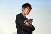 猫のパンプを抱く佐藤健。