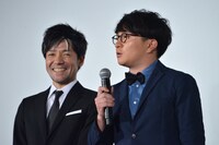 左から永井聡、濱田岳。