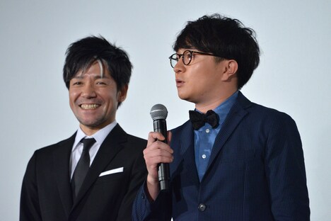 左から永井聡、濱田岳。