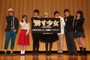「燐寸少女 マッチショウジョ」先行上映イベントの様子。左から内田浩監督、美山加恋、小林豊(BOYS AND MEN)、佐藤すみれ(SKE48)、小野賢章、本田剛文(BOYS AND MEN)、上野優華。